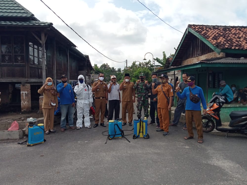 Cegah Covid-19, Tiyuh di Tulang Bawang Udik Semprotkan Desinfektan