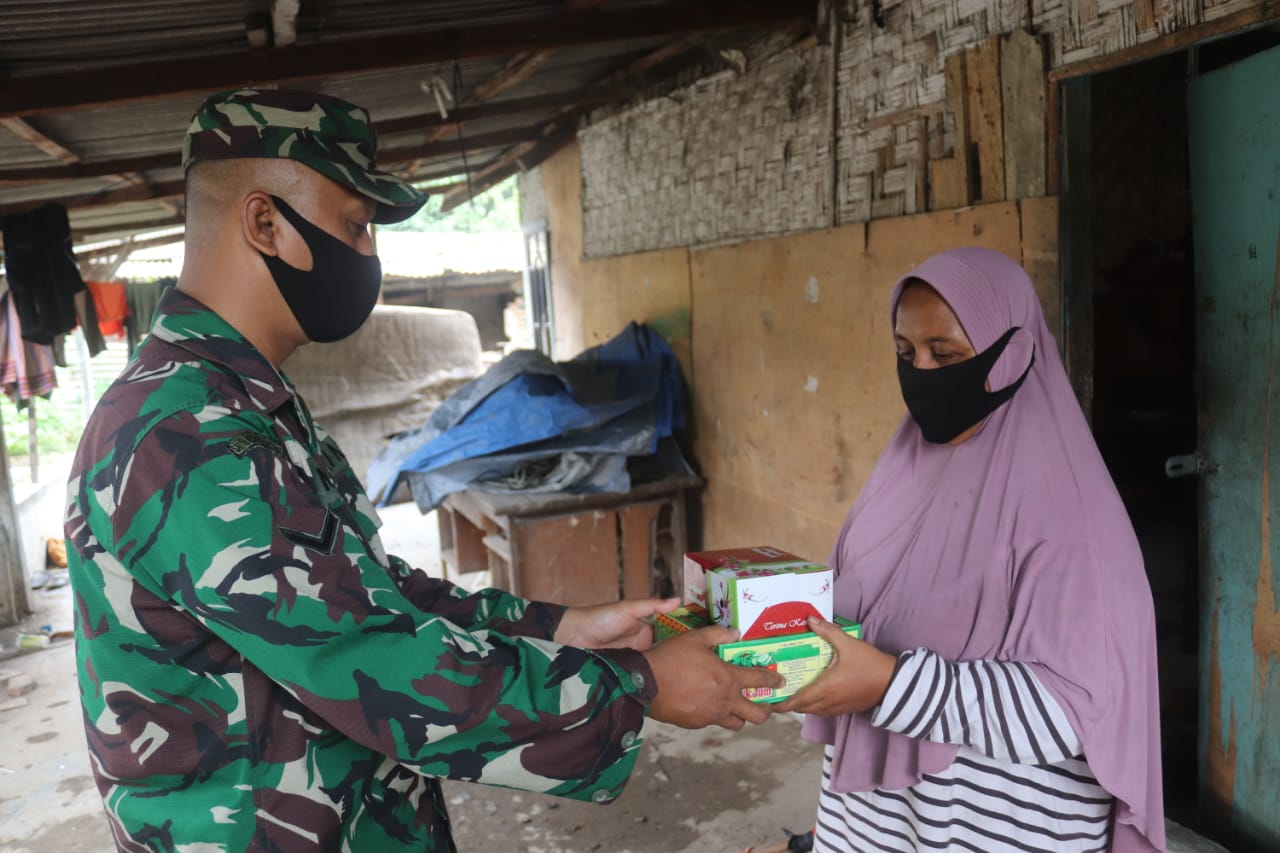 Terus Berbagi, Prajurit Kodim 0410/KBL Berikan Bantuan ke Masyarakat