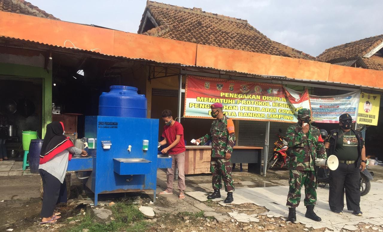 Tak Kenal Lelah, Personel Kodim 0410/KKBL Ingatkan Warga Patuh Prokes