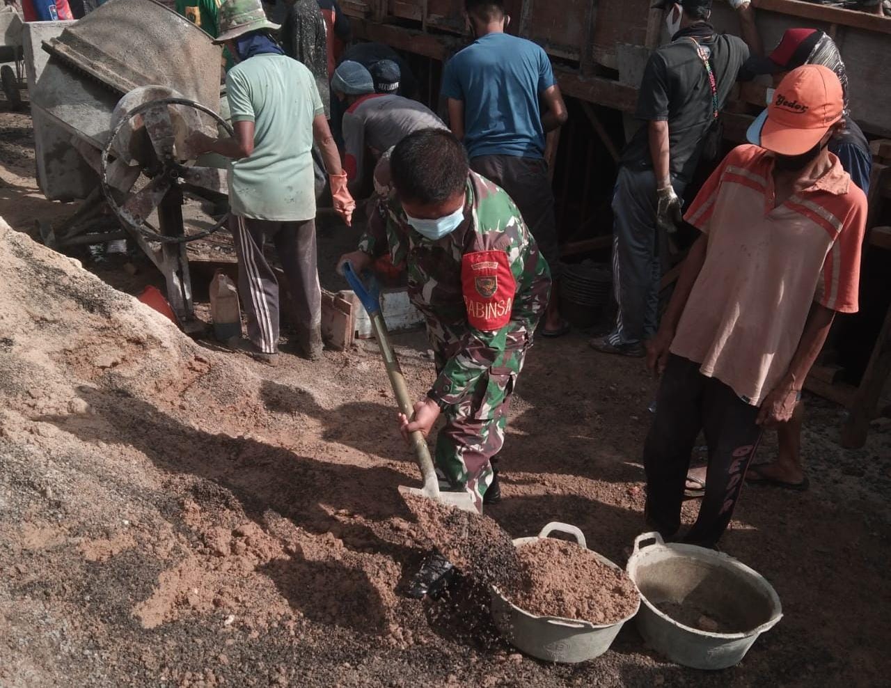 Babinsa Kodim 0410/KBL Laksanakan Gotong Royong bersama Warga