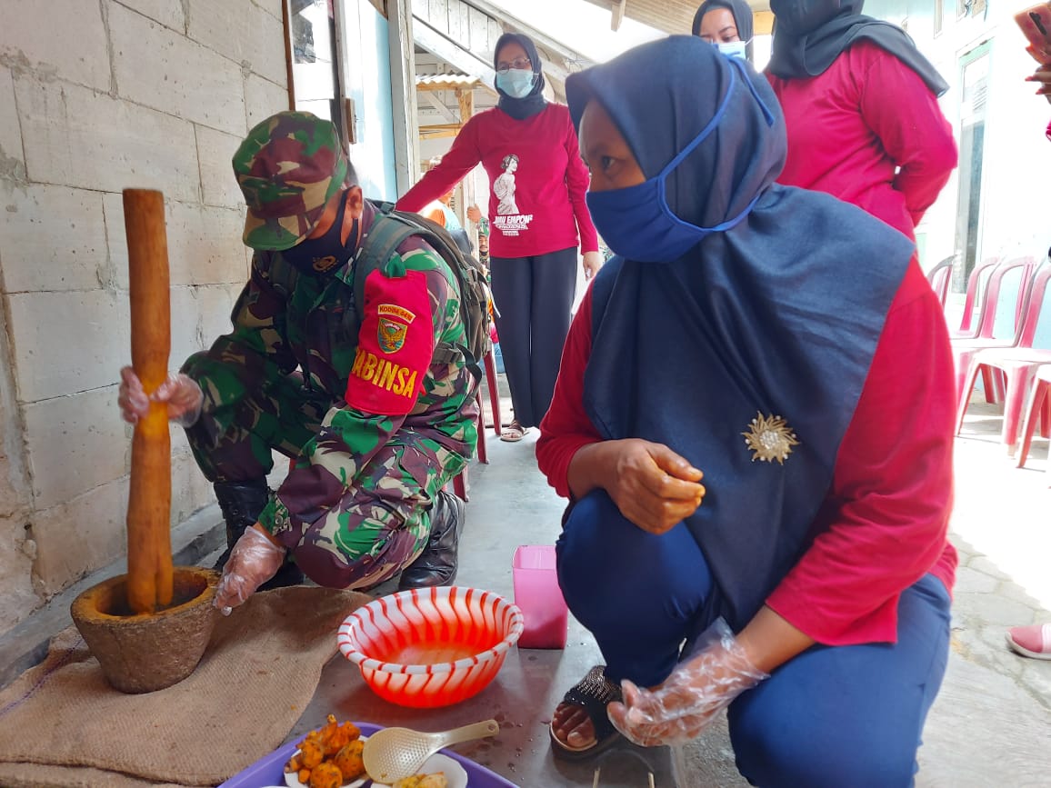 Tingkatkan Perekonomian Warga, Babinsa Kodim 0410/KBL Dukung Pembuatan Jamu