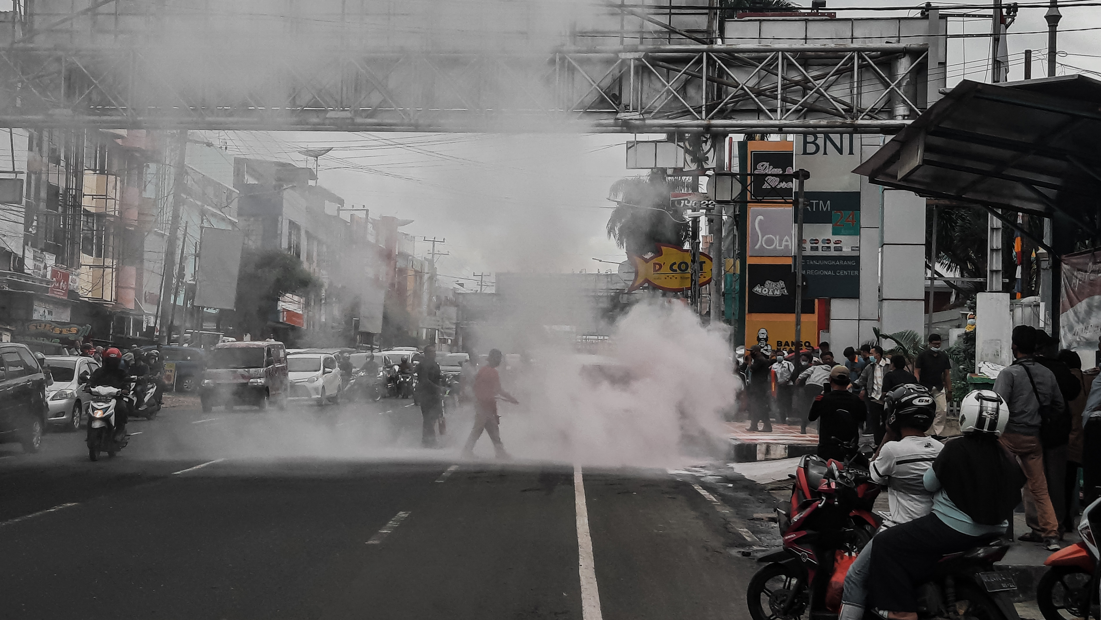 Xenia Hangus Terbakar di Depan Mal Kartini