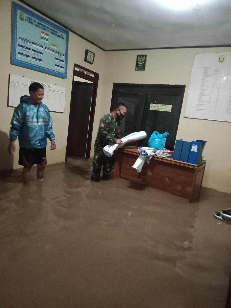 Babinsa Kodim 0410/KBL Bantu Masyarakat yang Terkena Banjir