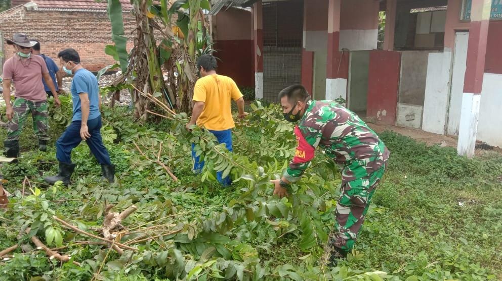 Jajaran Kodim 0410/KBL Laksanakan Gotong Royong bersama Warga