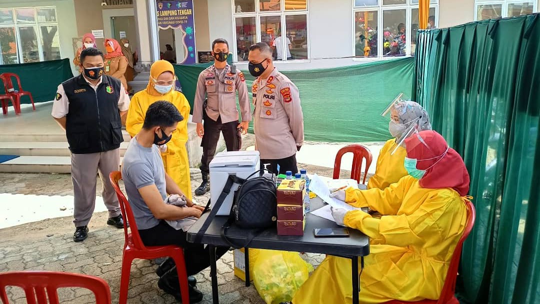 Personil Polres Lamteng dan Polsek Divaksin Tahap I