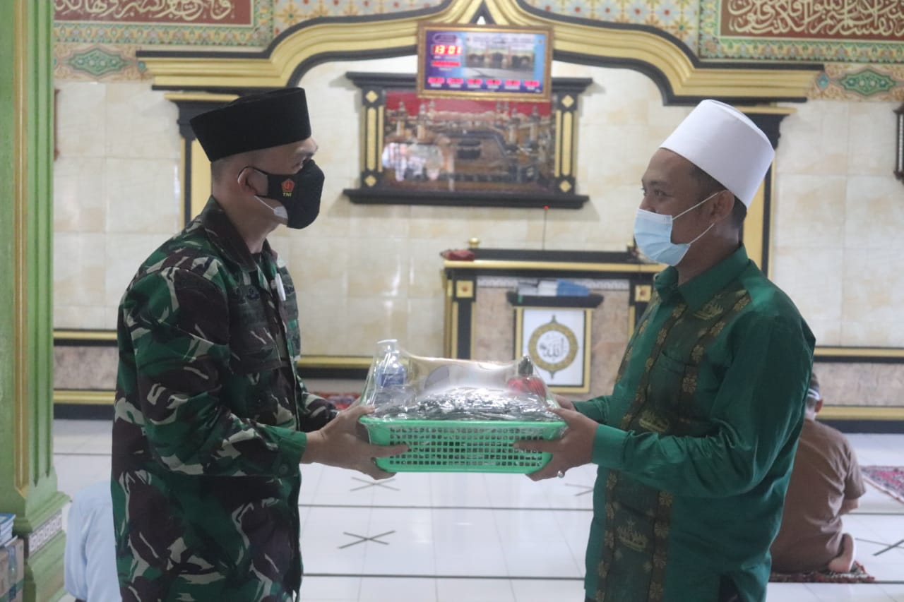 Dandim 0410/KBL Laksanakan Jumat Peduli, Berikan Beberapa Santunan dan Bantuan