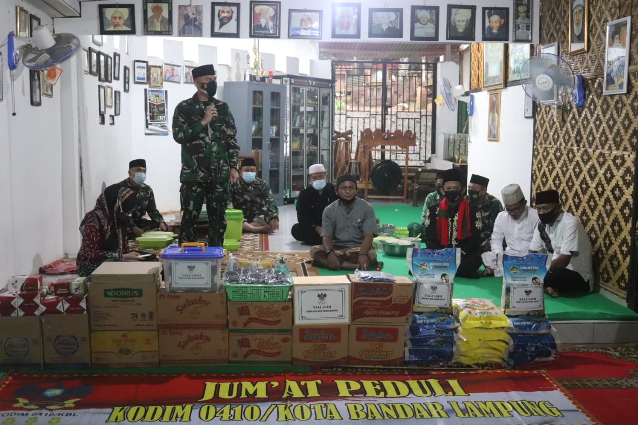 Jumat Peduli, Dandim 0410/KBL Berikan Santunan ke Pondok Pesantren