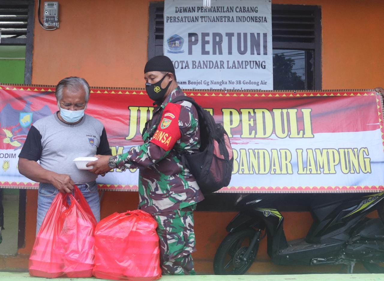 Selain Dandim, Sejumlah Personel Kodim 0410/KBL Ikut Berikan Santunan ke Pondok Pesantren