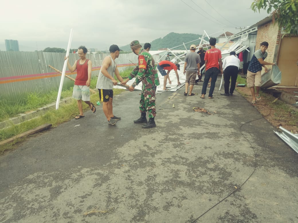 Personel Kodim 0410/KBL Laksanakan Gotong Royong Bersama Warga