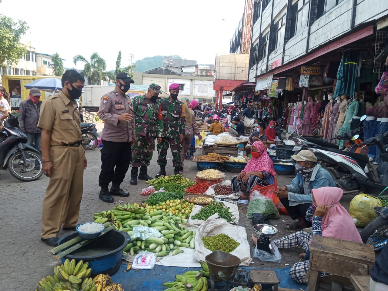 Personel Kodim 0410/KBL Terus Ingatkan Warga Patuh Prokes di Pasar