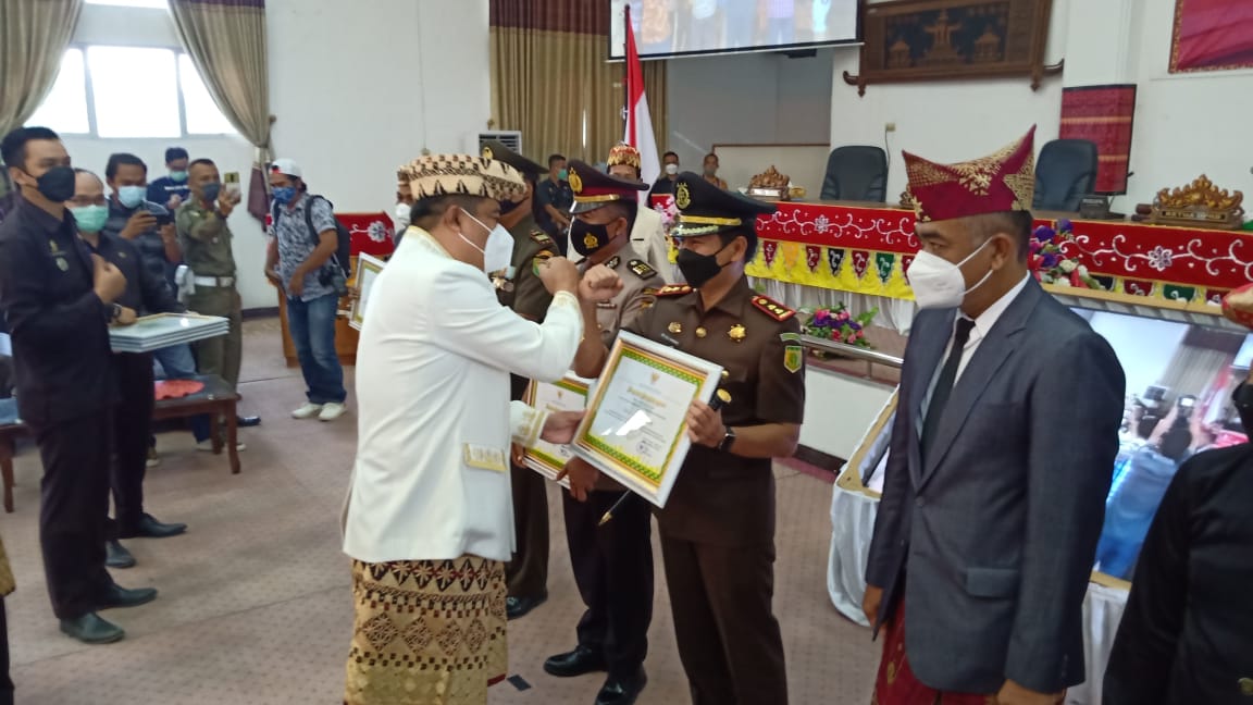 Paripurna HUT Ke-57 Lampung, Pemkab Lamteng Serahkan Penghargaan Covid-19