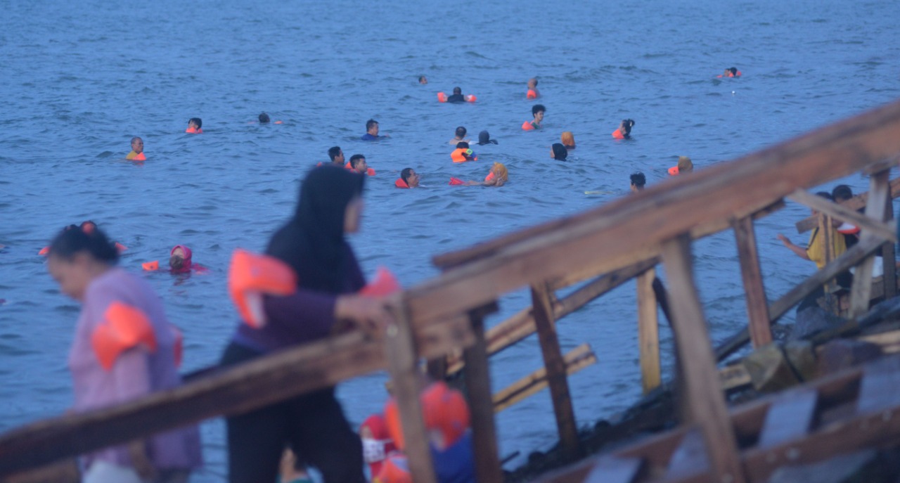 Mengintip Antusiasme Terapi Air Laut di Kawasan Gunungkunyit Sukaraja