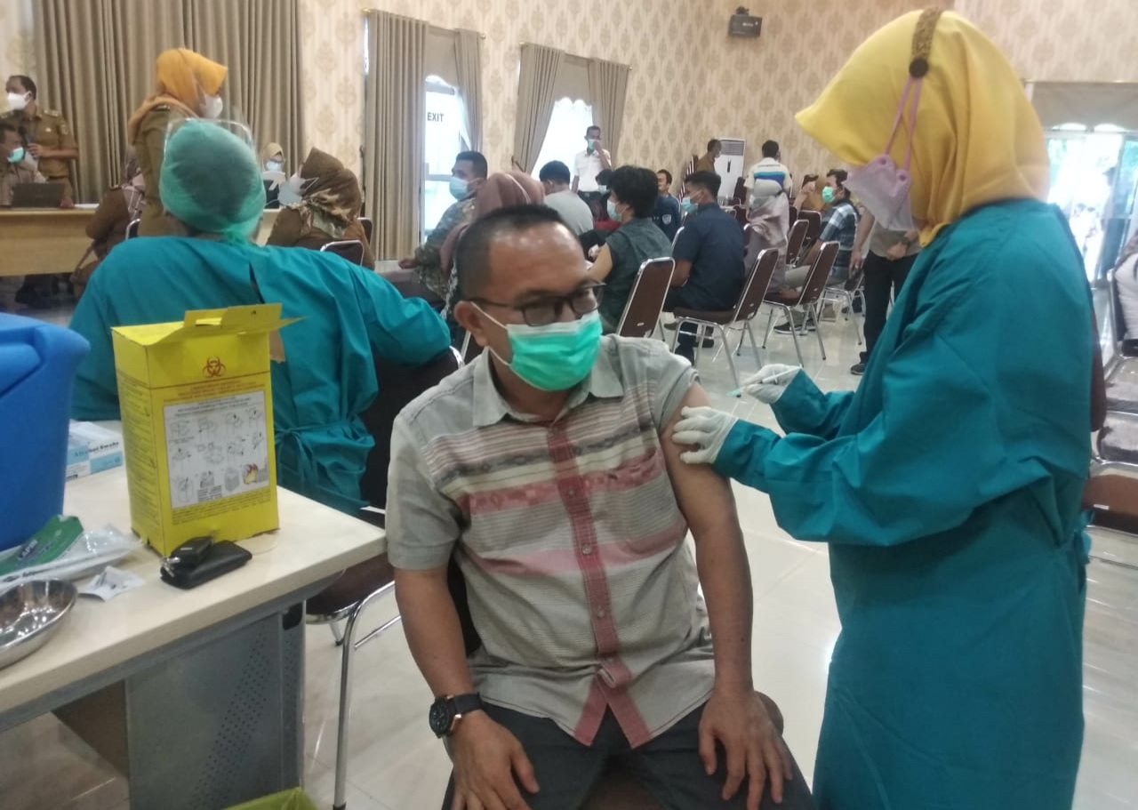 Karyawan Radar Lampung Jalani Vaksinasi