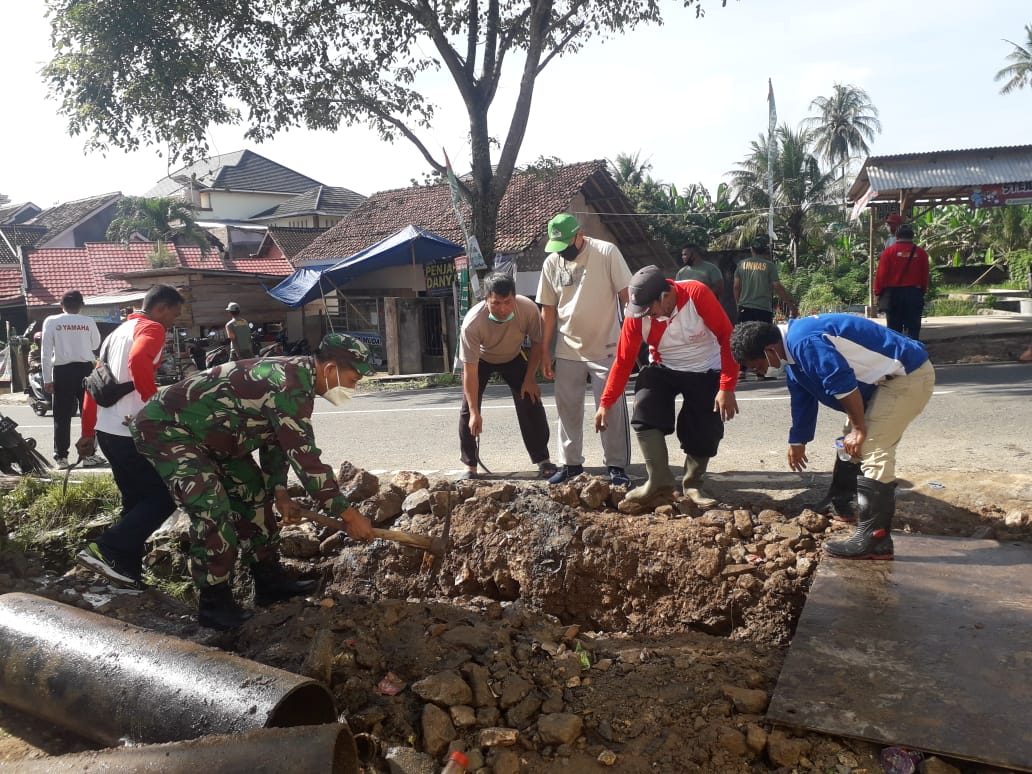 Babinsa Kodim 0410/KBL Bersama Warga Laksanakan Gotong Royong