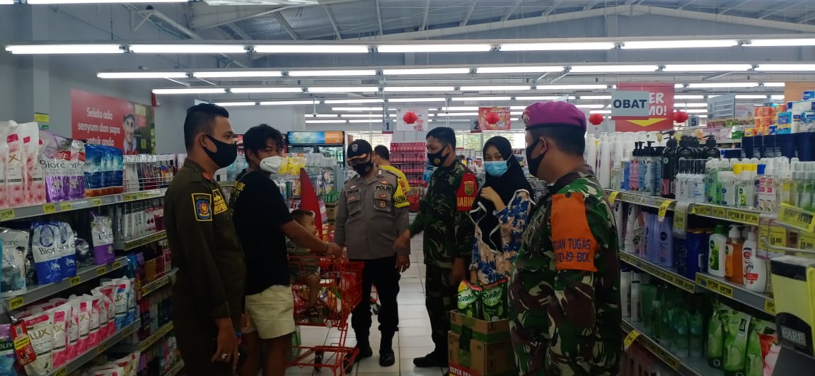 Personel Kodim 0410/KBL Terus Ingatkan Warga Patuh Prokes di Supermarket