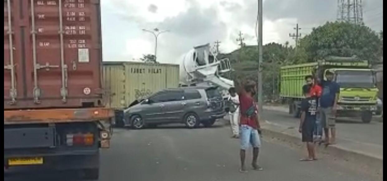 Tiga Mobil Terlibat Kecelakaan Beruntun