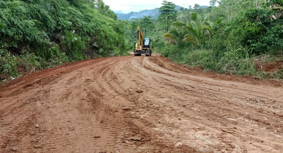 PT TEP dan PT NM Perbaiki Jalan di Pekon Roworejo