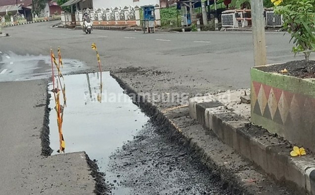 Perbaikan Jalan di Kotaagung Tersendat, Keselamatan Pengendara Terancam