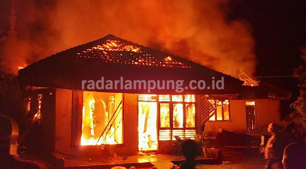 Rumah di Tuba Udik Terbakar, Kerugian Ditaksir Ratusan Juta