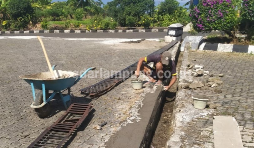 Akhirnya, Drainase Area Parkir Sekretariat Pemkab Tanggamus Diperbaiki