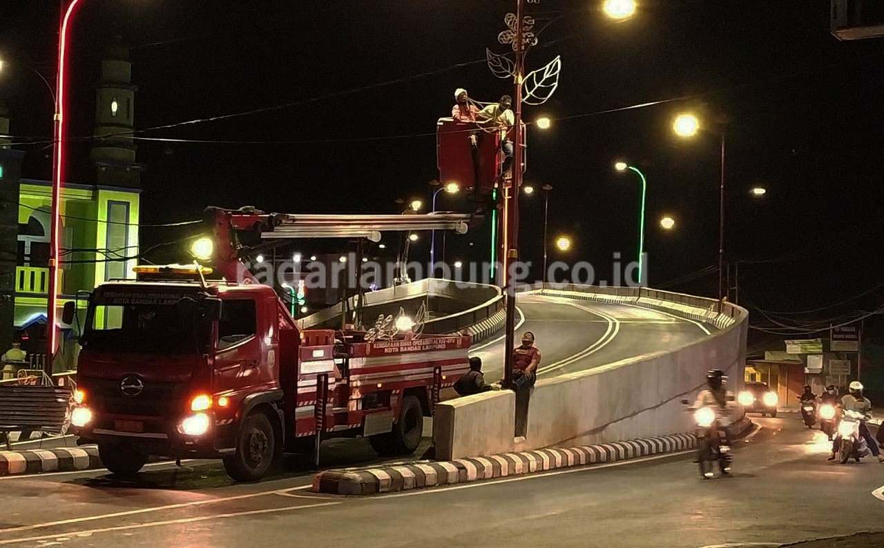 Puluhan Seniman Garap Mural Flyover Sultan Agung