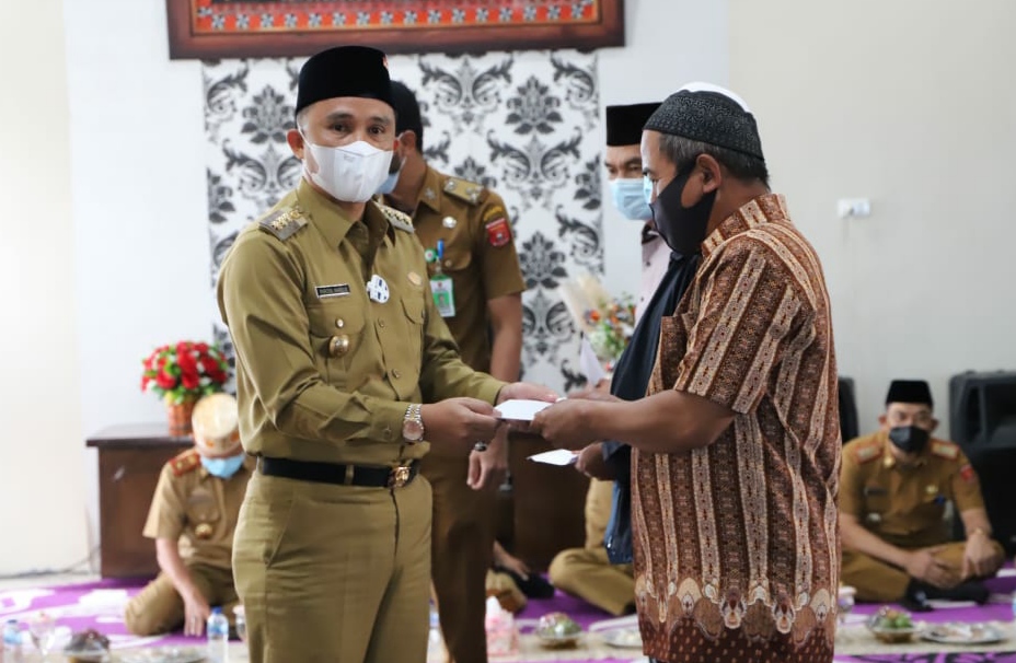 Parosil Bagikan Insentif Guru Ngaji, Imam Masjid dan Marbot