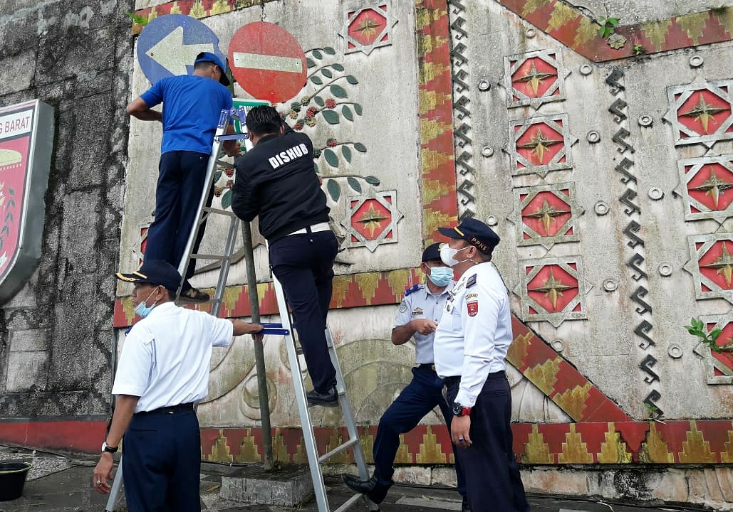 Dishub Lambar Bersih-bersih Rambu Lalu Lintas