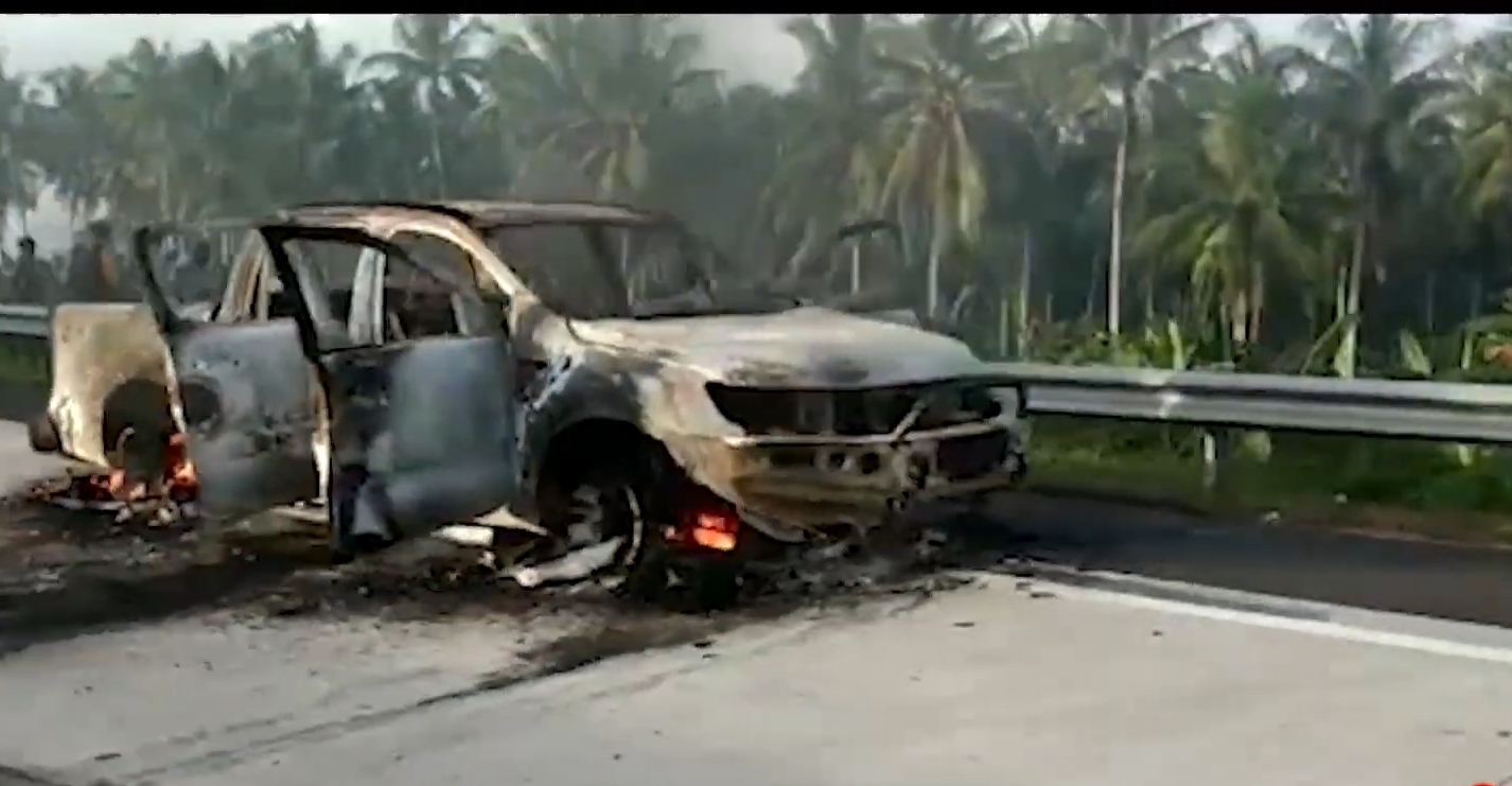 Mobil Ford Ranger Terbakar di Tol Lampung