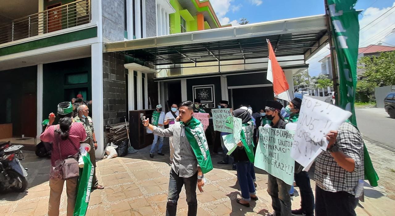 Protes Hasil Muscab, Kantor PKB Lampung Didemo
