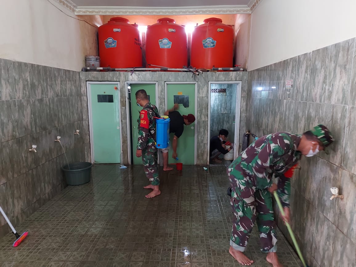 Babinsa Kodim 0410/KBL Laksanakan Karya Bhakti Bersihkan Masjid