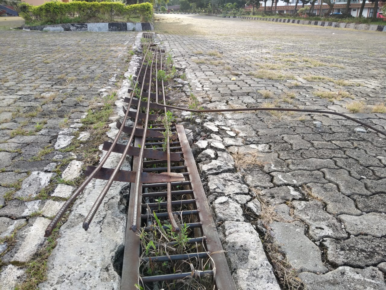 Warga Keluhkan Rusaknya Penutup Drainase di Area Parkir Sekretariat Pemkab Tanggamus