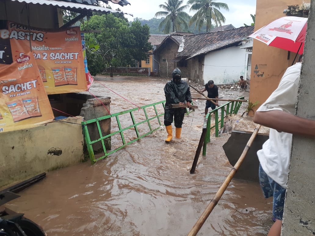 Babinsa Kodim 0410/KBL Bantu Warga Terdampak Banjir