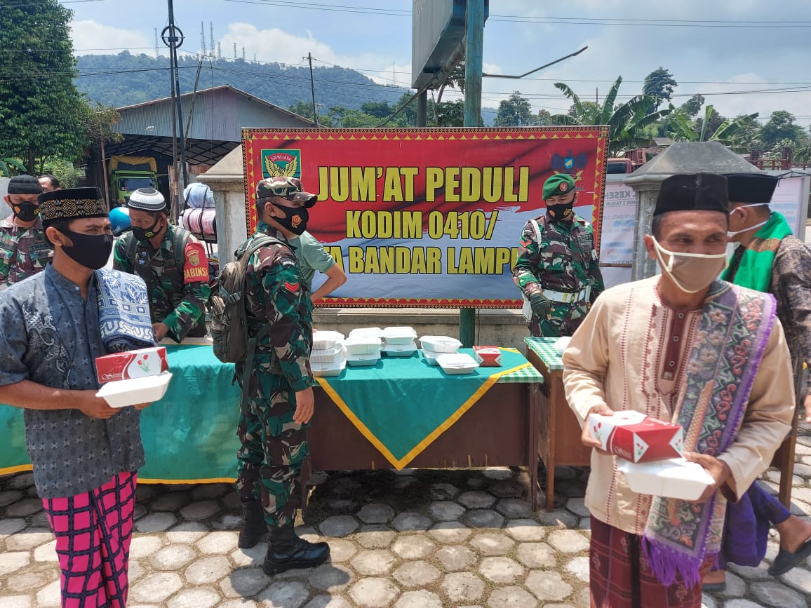 Jumat Peduli Kodim 0410/KBL, Berbagi Nasi Kotak ke Jemaah Masjid