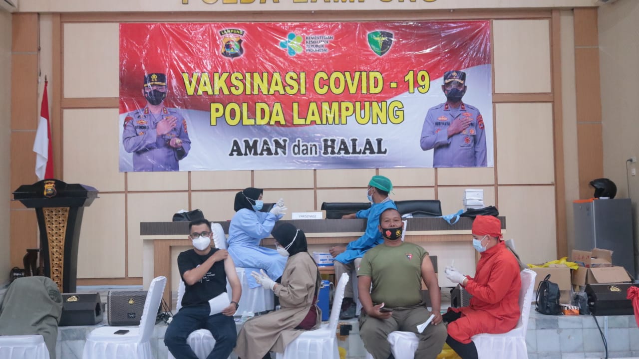 Kompak, Puluhan Jurnalis dan Anggota Polda Lampung Ikut Vaksinasi