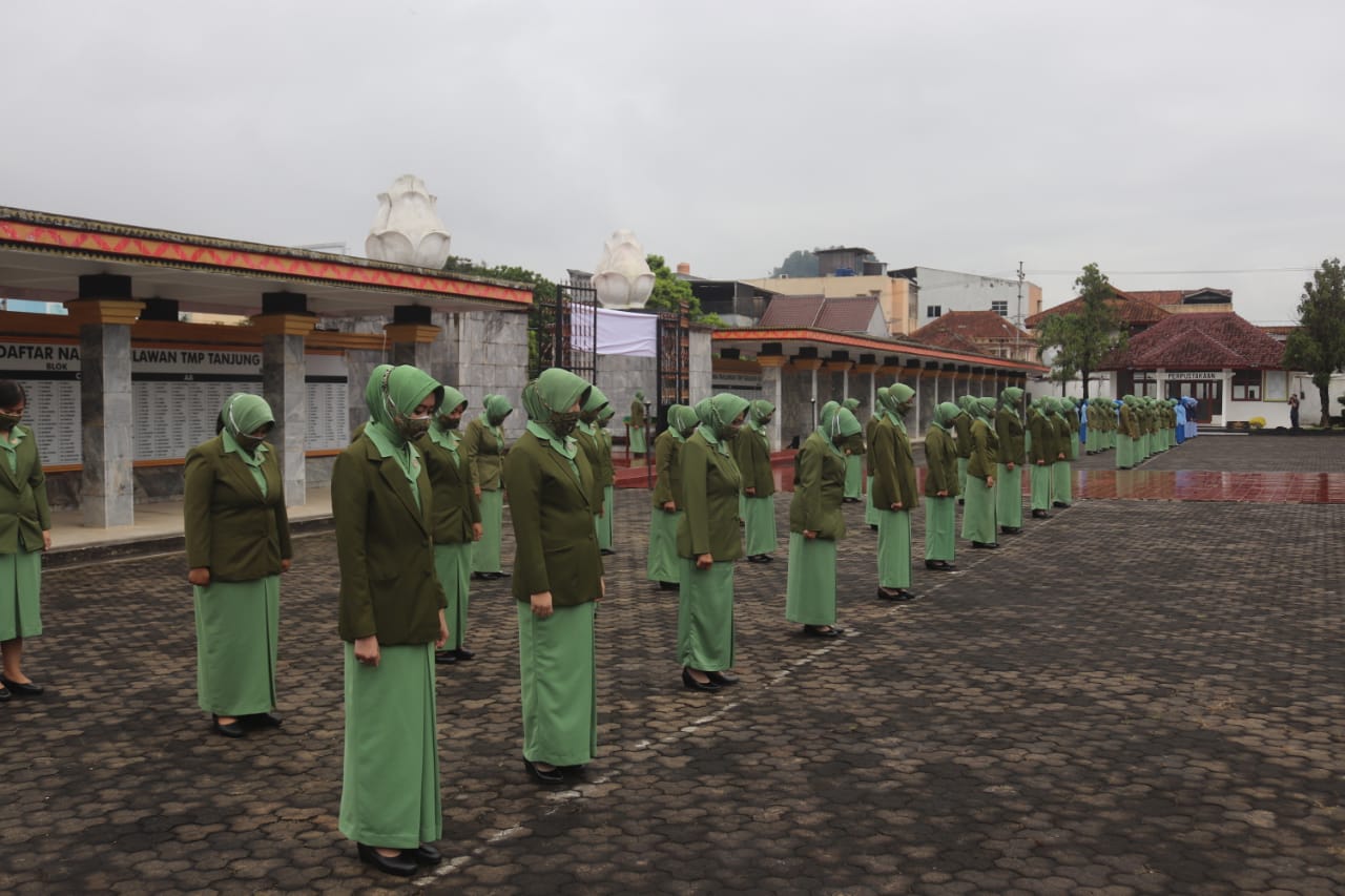 Ketua Persit Kodim 0410/KBL Pimpin Rombongan Ziarah Makam di TMP