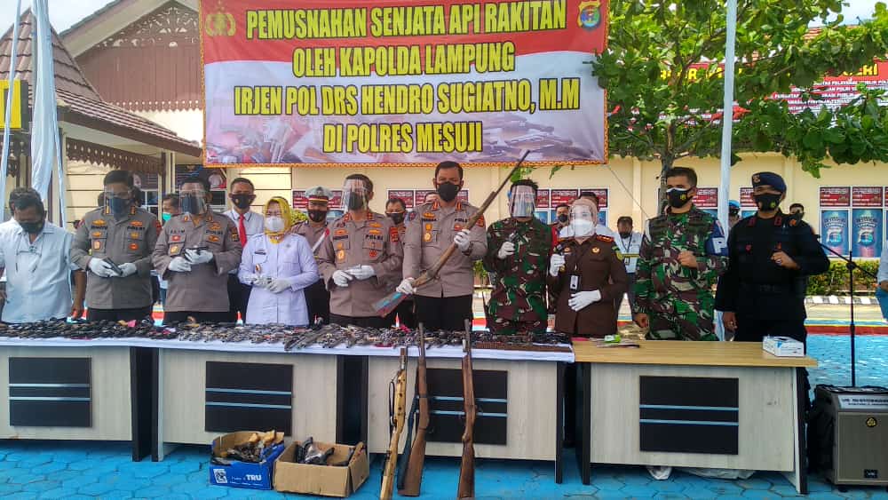 Kapolda Lampung Musnahkan 183 Pucuk Senpi Rakitan