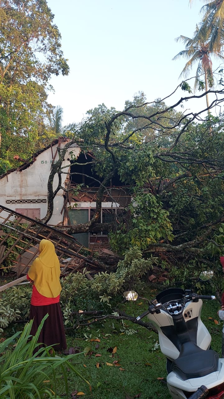 Puting Beliung Porak-porandakan Lamtim, Puluhan Rumah Rusak