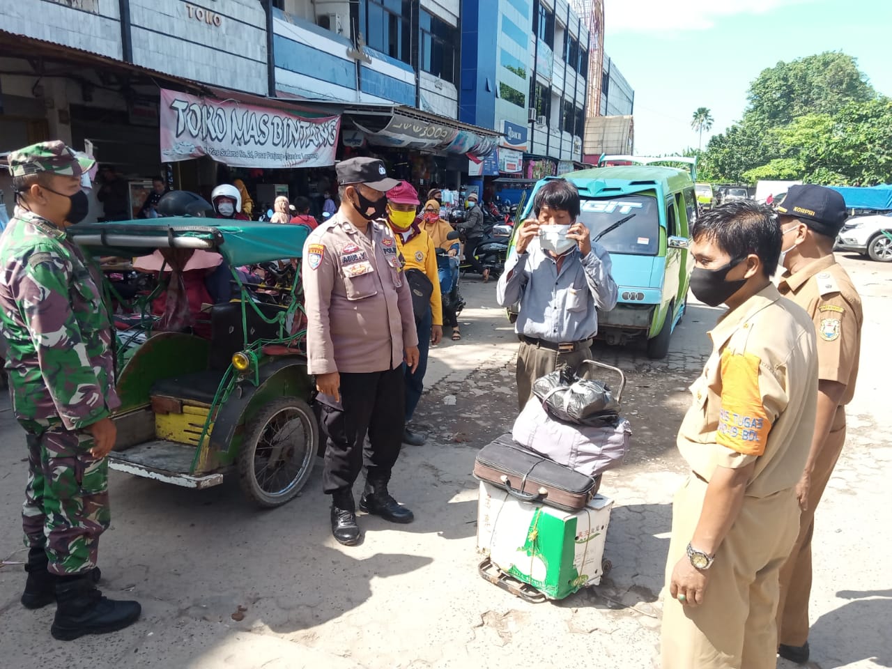 Personel Kodim 0410 KBL Terus Ingatkan Warga Patuh Prokes