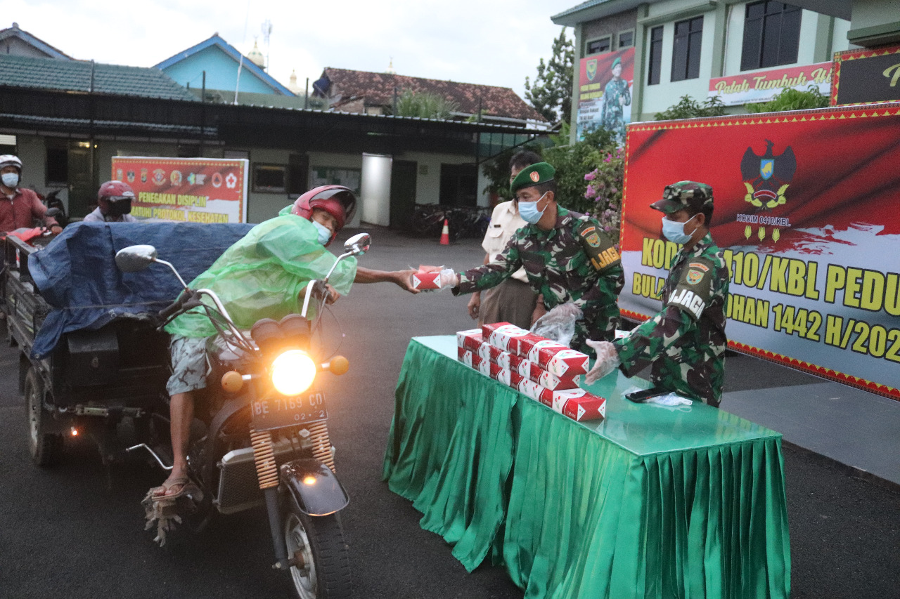 Sejumlah Personel Kodim 0410/KBL Berikan Takjil ke Warga