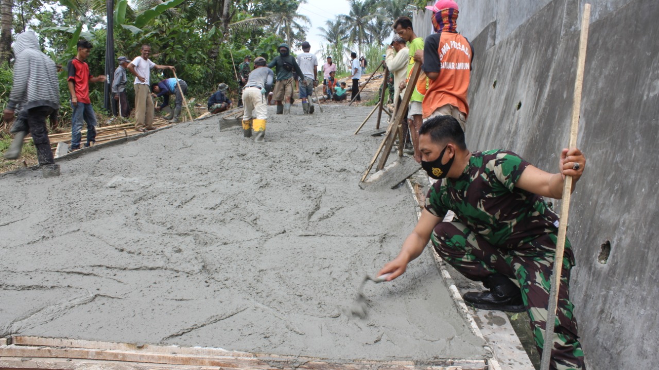 Personel Kodim 0410/KBL Terus Semangat Bergotong Royong