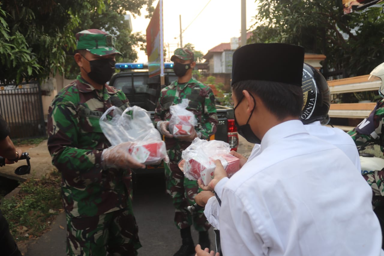 Berbagi Masker dan Takjil oleh Personel Kodim 0410/KBL