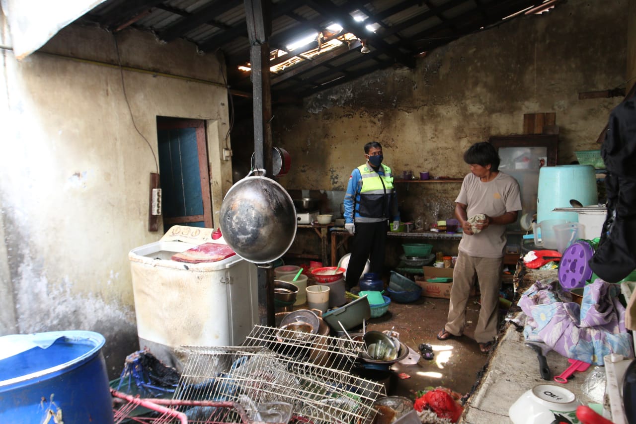 Warung Makan Terbakar, Satu Korban Dilarikan ke Rumah Sakit