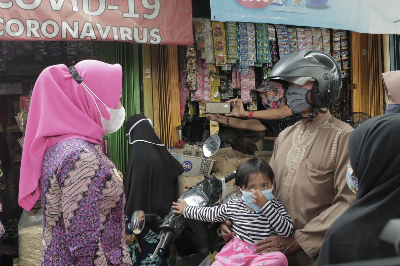 Bupati Winarti Turun ke Pasar, Imbau Warga Patuhi Prokes