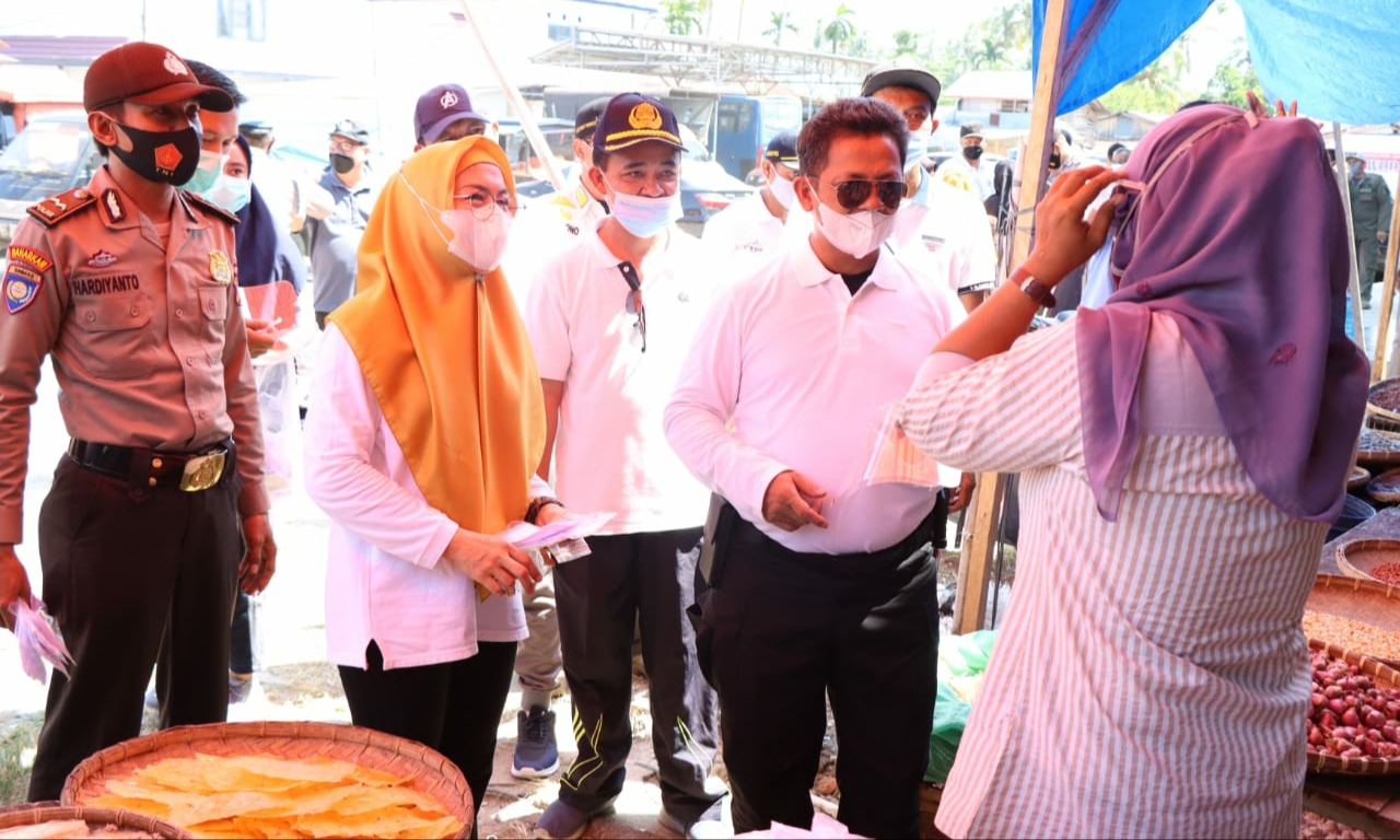 Pj. Bupati Bagi-bagi Masker di Pasar Waybatu