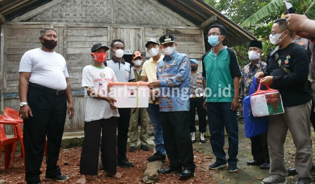 Bupati Lamtim Salurkan Bantuan untuk Korban Puting Beliung