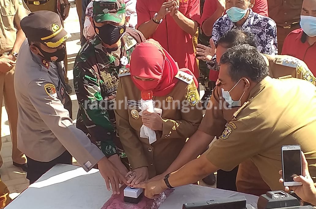 Bunda Eva Resmikan Stadion Mini Kalpataru