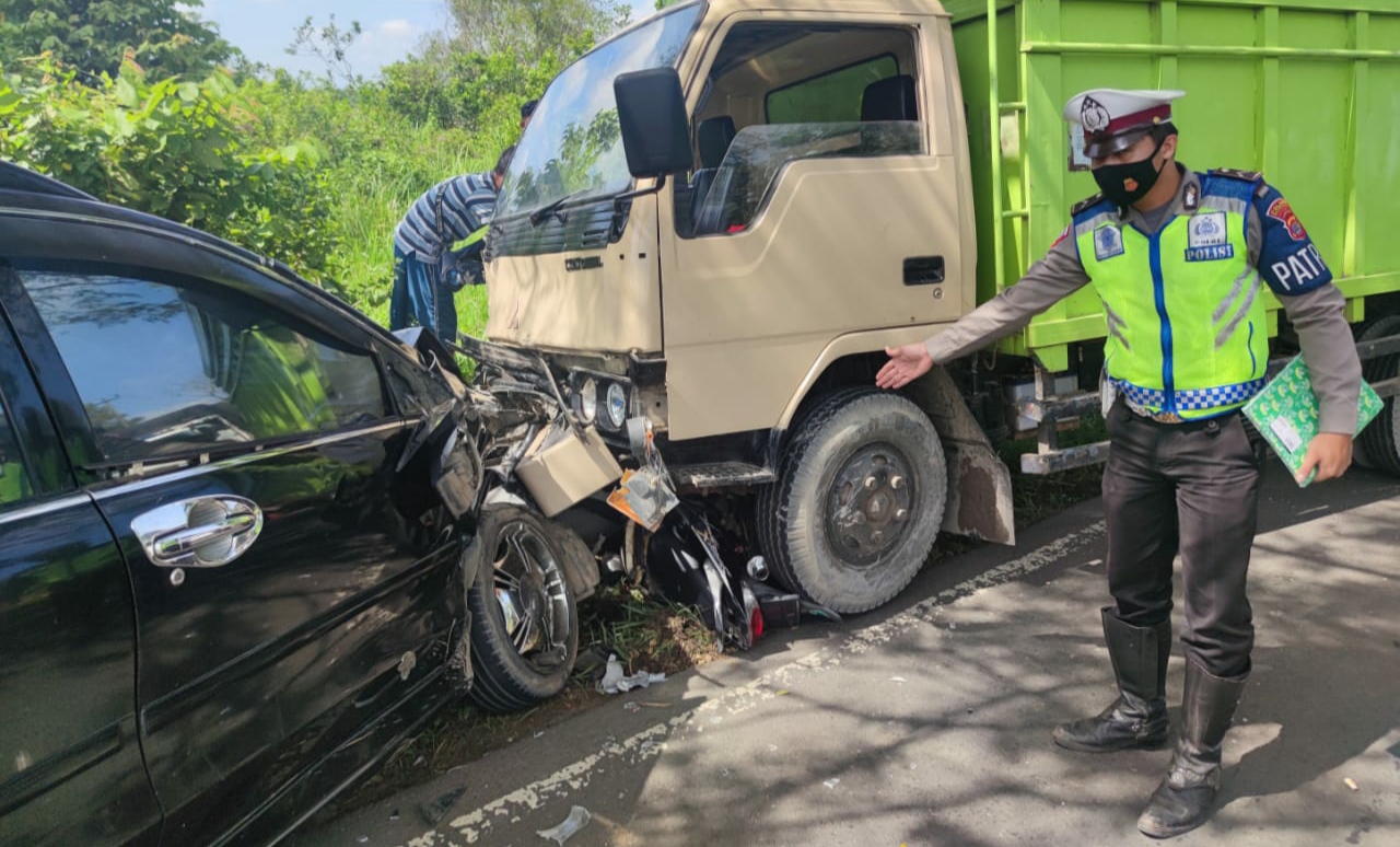 Hilang Kendali, Colt Diesel Tabrak Lima Kendaraan