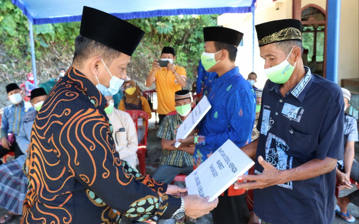 Pj. Bupati Serahkan Bantuan untuk Warga Karyapenggawa