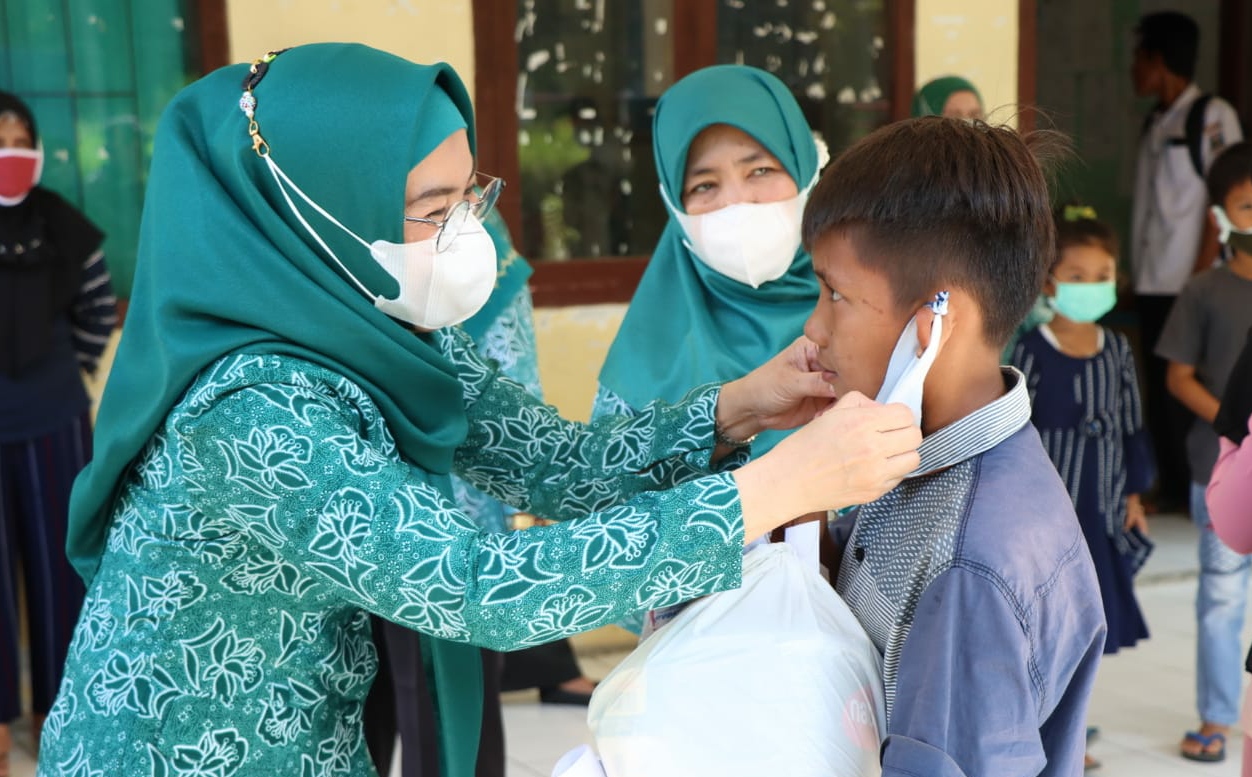 Pj. Ketua TP PKK Pesbar Serahkan Santunan untuk Anak Yatim