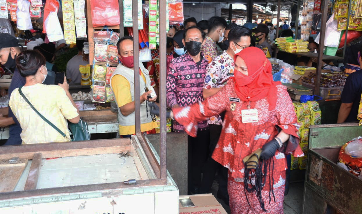 Bunda Eva Bagi-bagi Masker dan Handsanitizer di Pasar Gintung